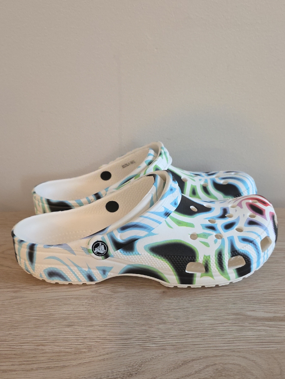 NEW CROCS Swirl Clog Mens Size 11 White Black Red Blue